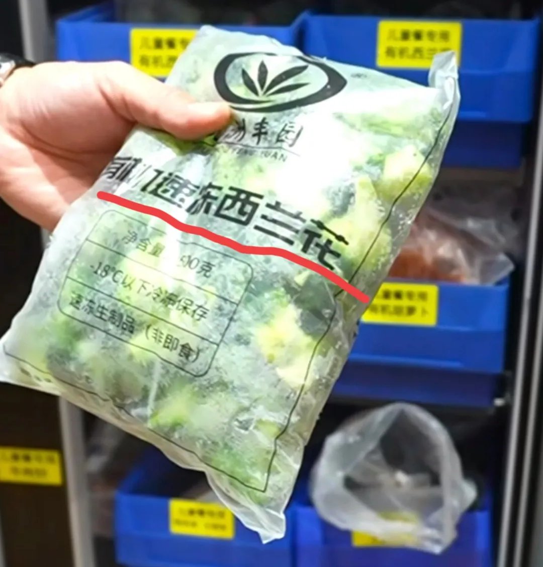 春天菜市场里的苜蓿绿得像宝石一样嫩得要命叶尖还挂着晨露