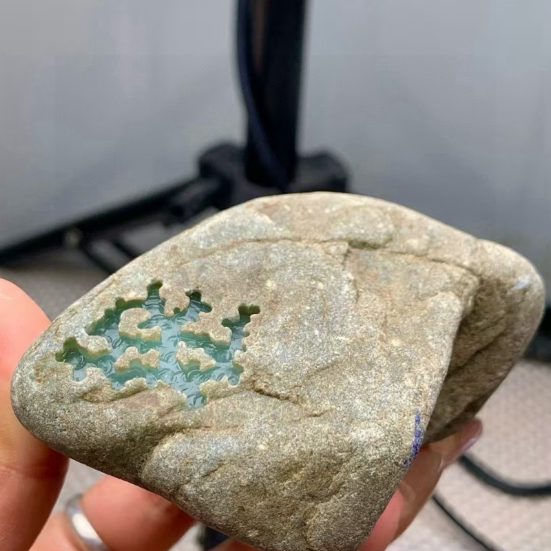 每一块翡翠原石都是大地书写的未竟传奇,石纹是故事的脉络,裂隙藏着