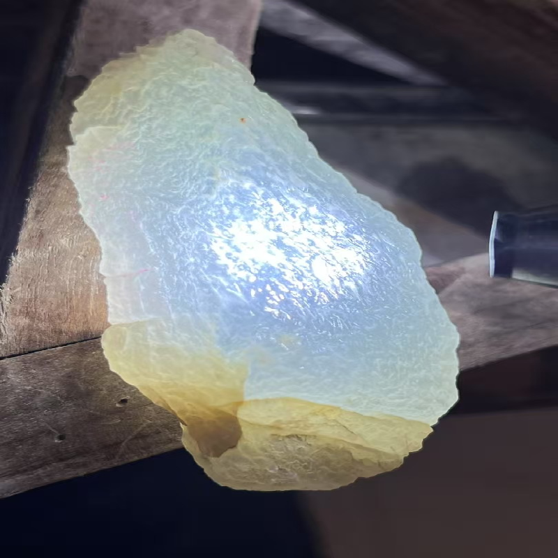 翡翠原石,看似简单,实则内藏万千智慧,其色彩,纹理,质地等无不蕴含着