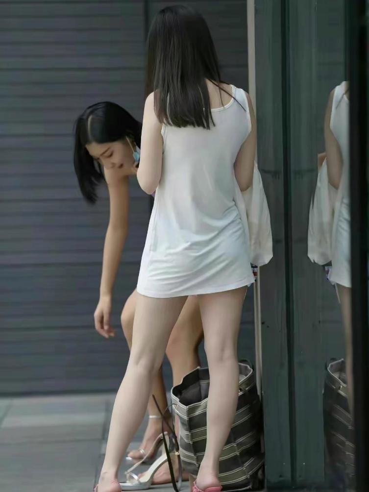 看着相当有感觉的那执 裙子地面反光图片小姐姐撩裙子小姐姐穿裙子被