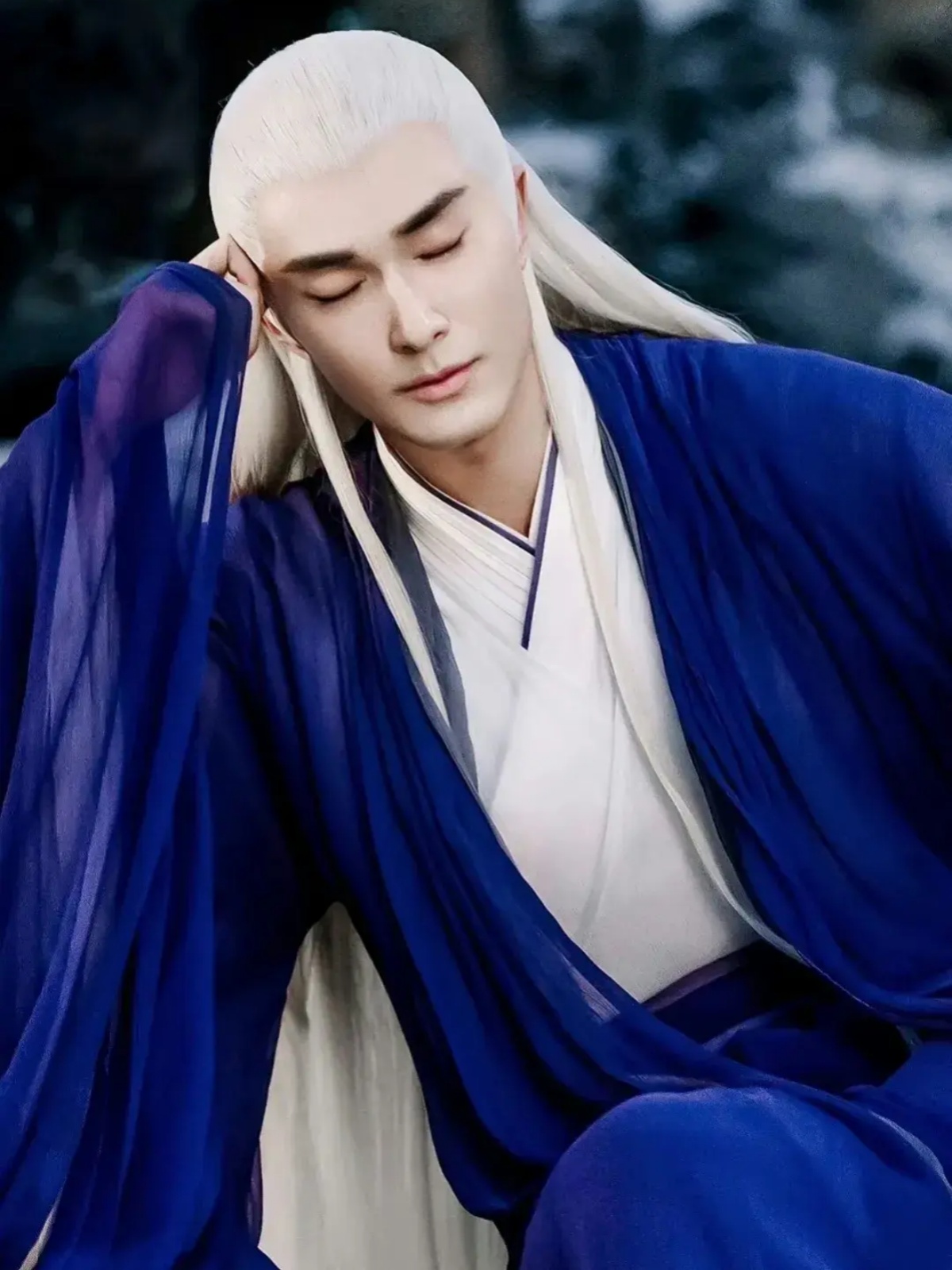 高伟光在《三生三世》中饰演东华帝君,银发紫袍,尽显神仙风范