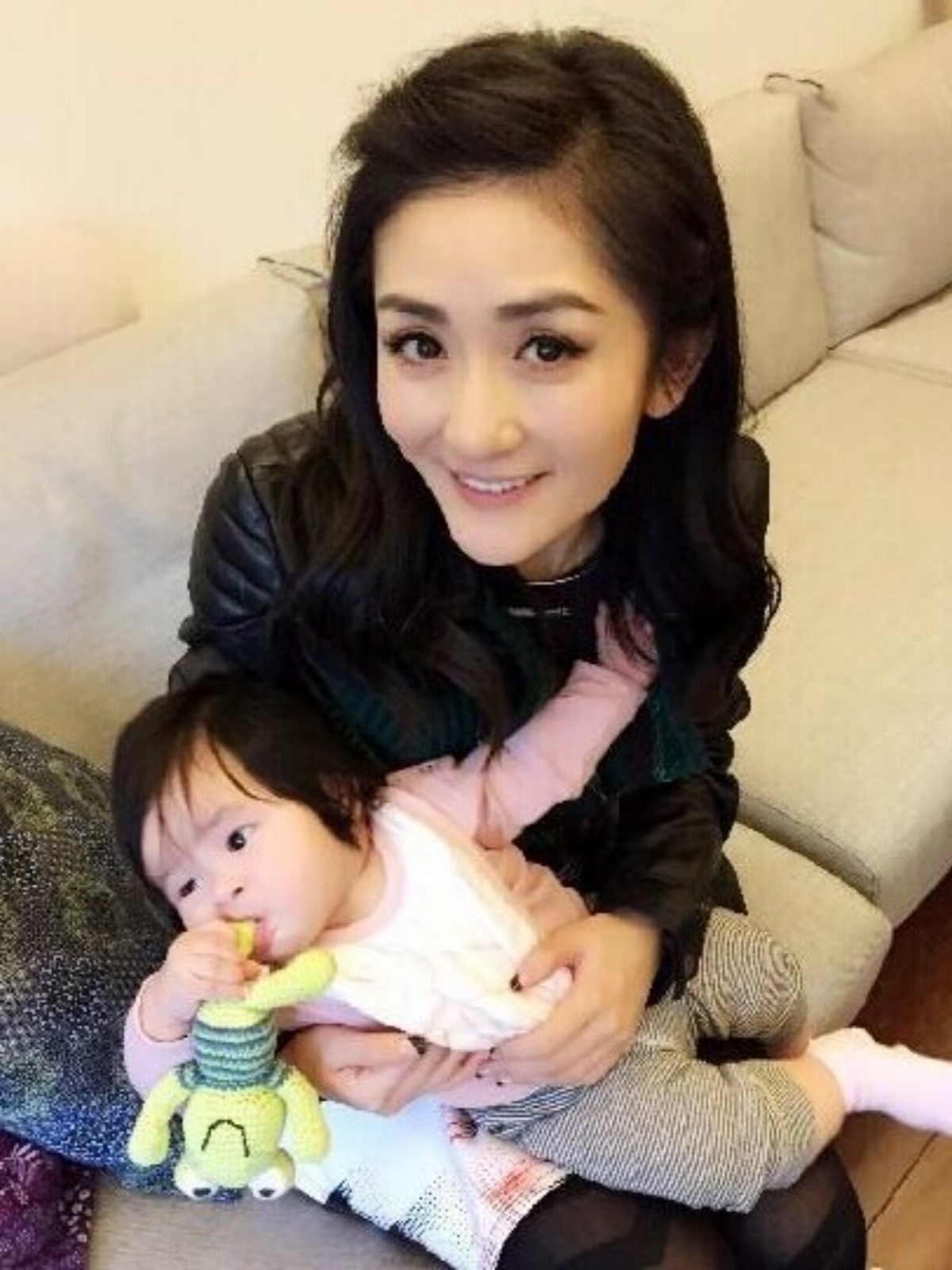 谢娜和孩子把鸡蛋孵出了小鸡 #谢娜 #谢娜主持乘风决赛