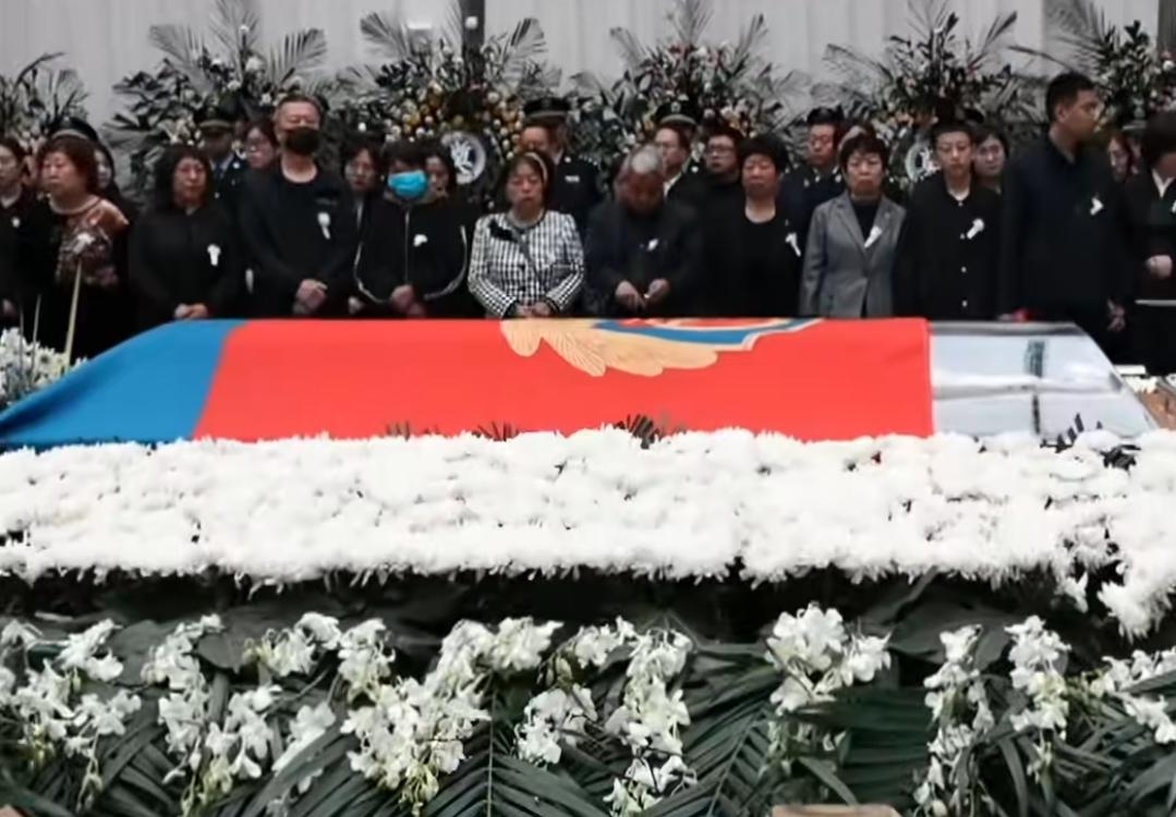 让我们都停留一秒钟,献上一朵鲜花,向英雄武霖致敬!