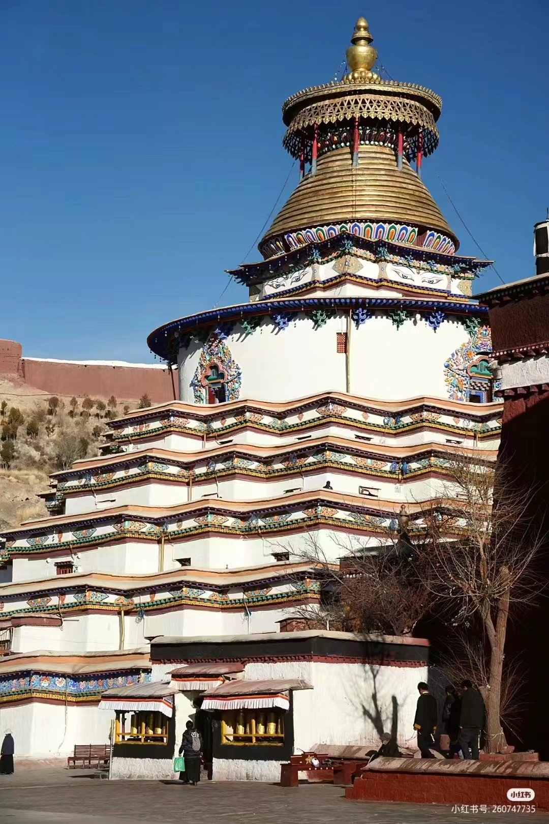 是一座具有深厚历史底蕴和独特建筑风格的藏传佛教寺院