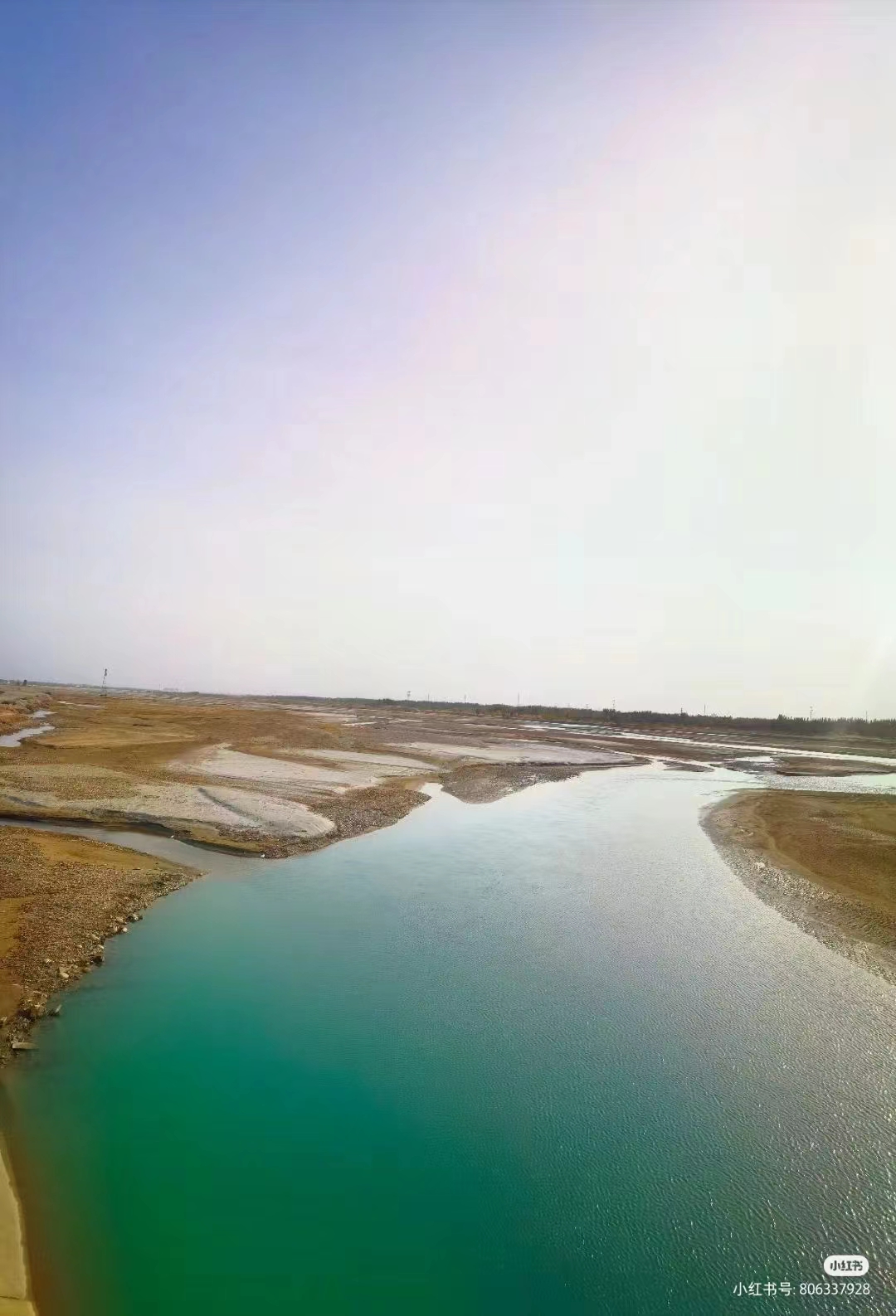 亦称白玉河,是一条源于昆仑山北坡冰川的河流,流经新疆和田地区,最终