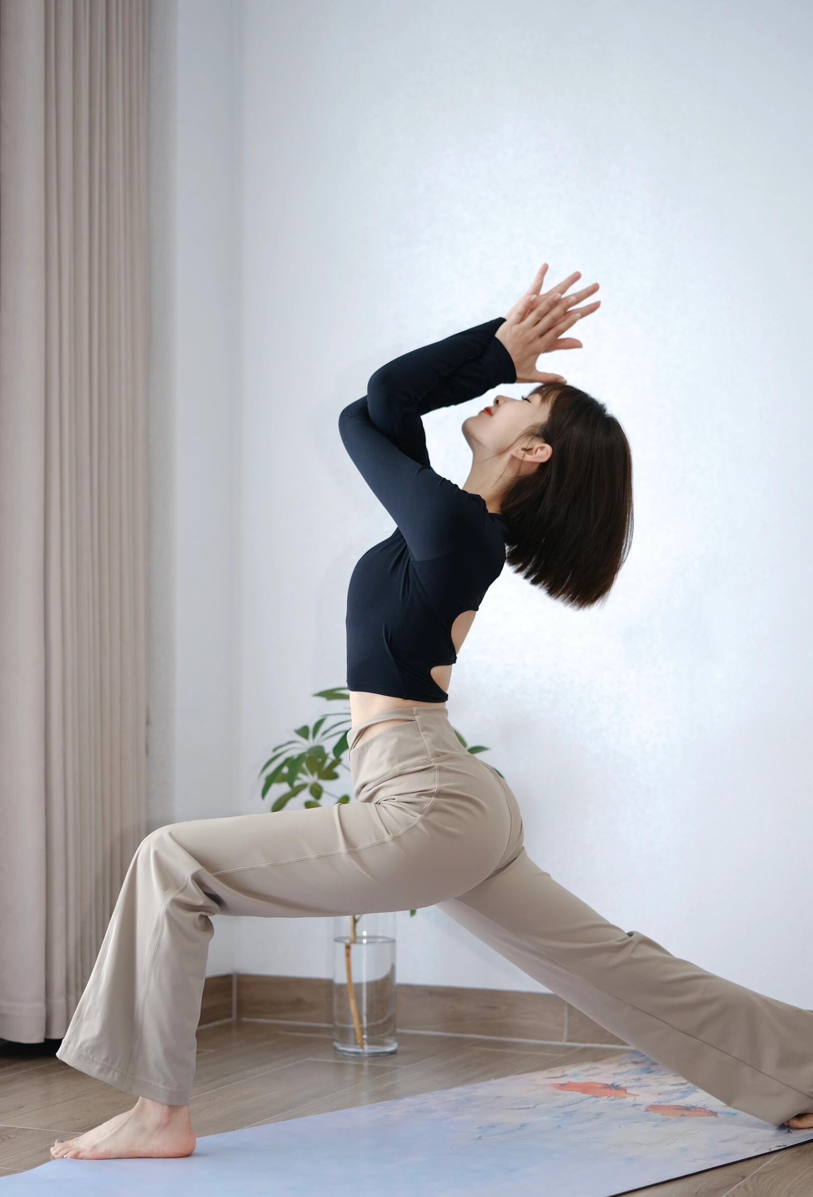 晨光微熹时铺开瑜伽垫,山式站立校准身体线条,指尖轻扬如触云端