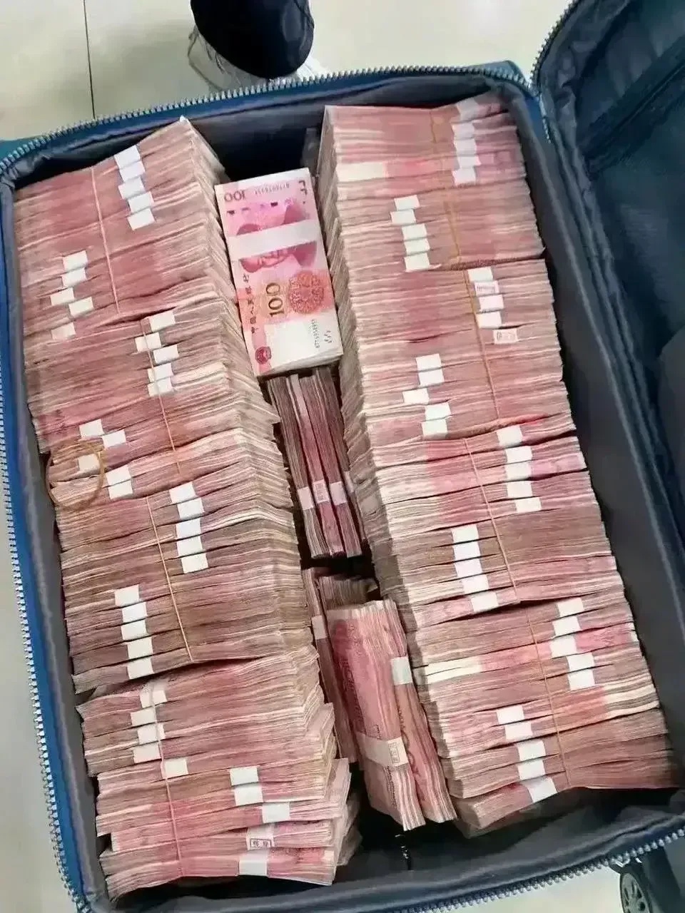 我们这辈子还从没见过这么多钱,因此激动得泣不成声.我在心里暗暗