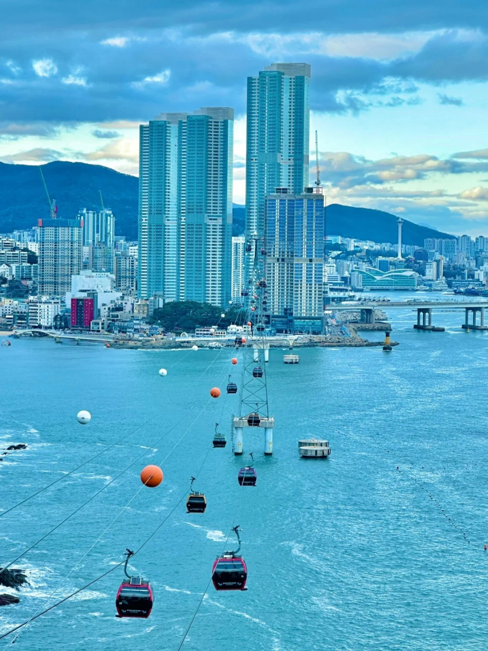 然而,首尔的城市景观却融合了传统与现代,保留了许多低层建筑,尤其是