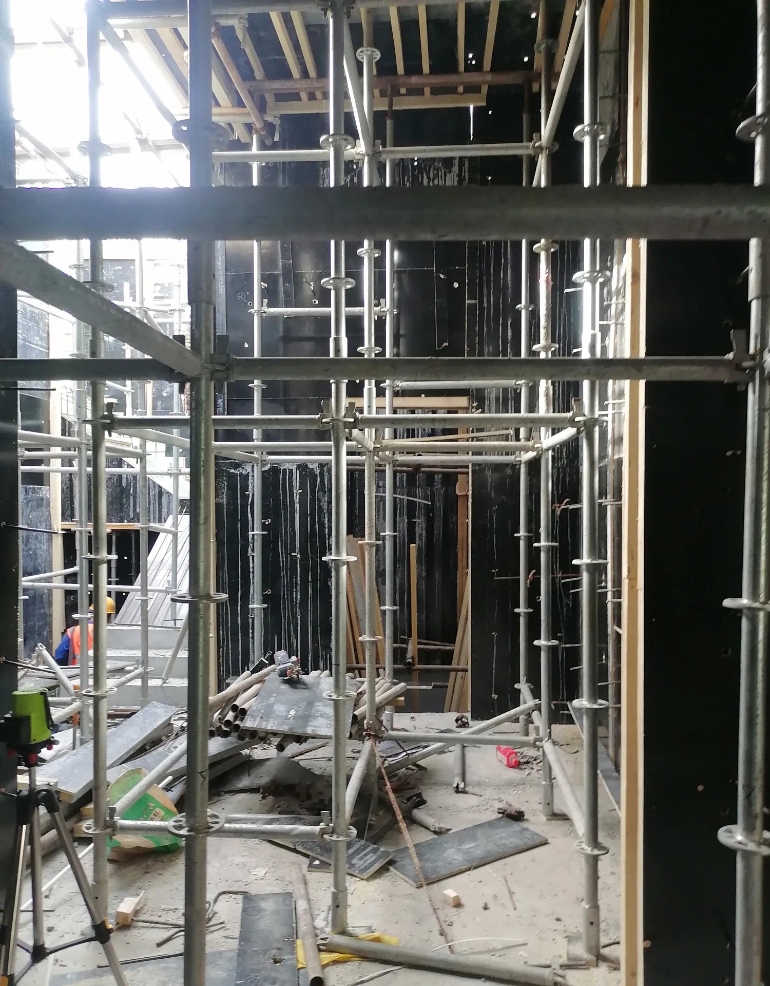 在工地上,新来的木工师傅们正在搭建地下室的模板