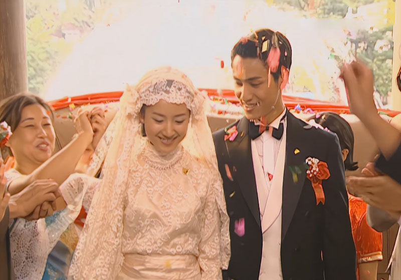 结婚时的那件婚纱,真心觉得它又不好看又很便宜,但好在董洁长得太美了