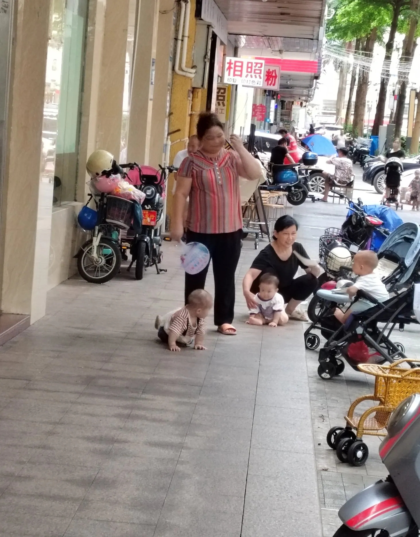 但当我看到保姆带孩子时情况完全不同