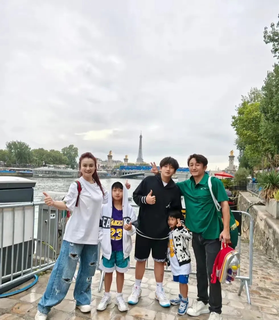 原来啊,之前邹市明和他妻子接受采访,说他们经商失败了,连房子都卖了.