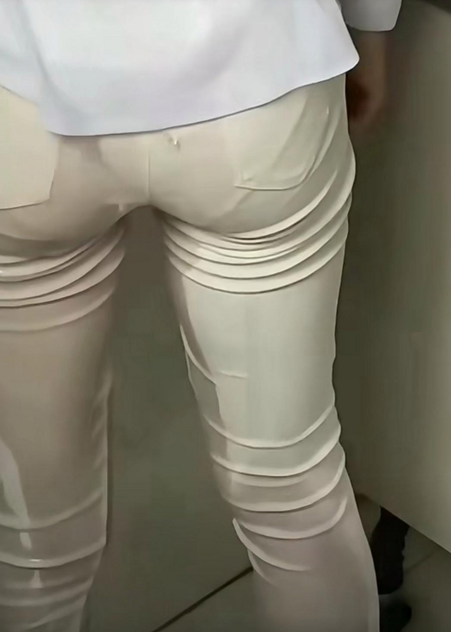 实在是憋不住了,裤子还没脱掉就已经尿了,这下可丢人丢大发了!