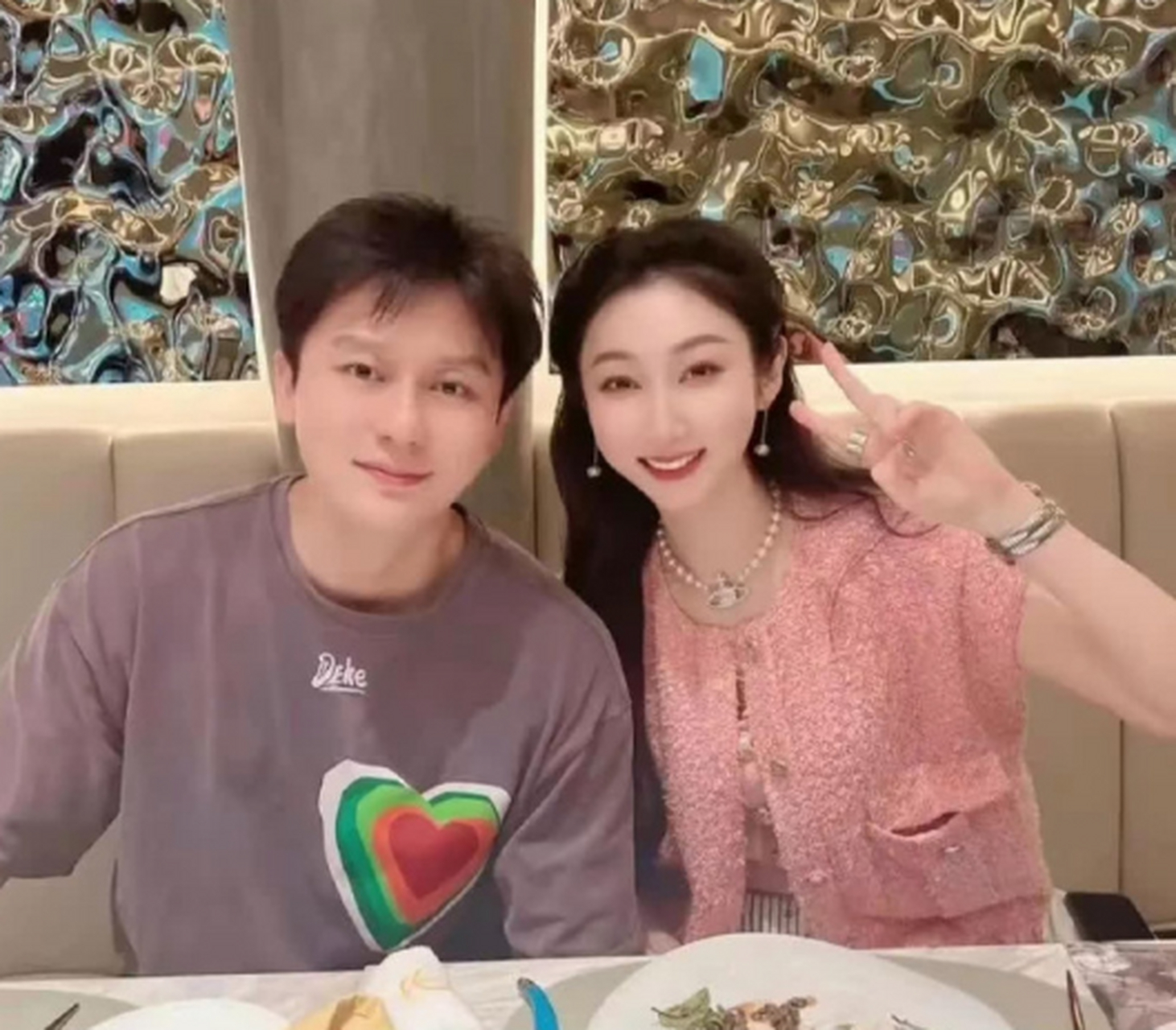 网友:偶遇李晨与新女朋友餐厅吃饭!