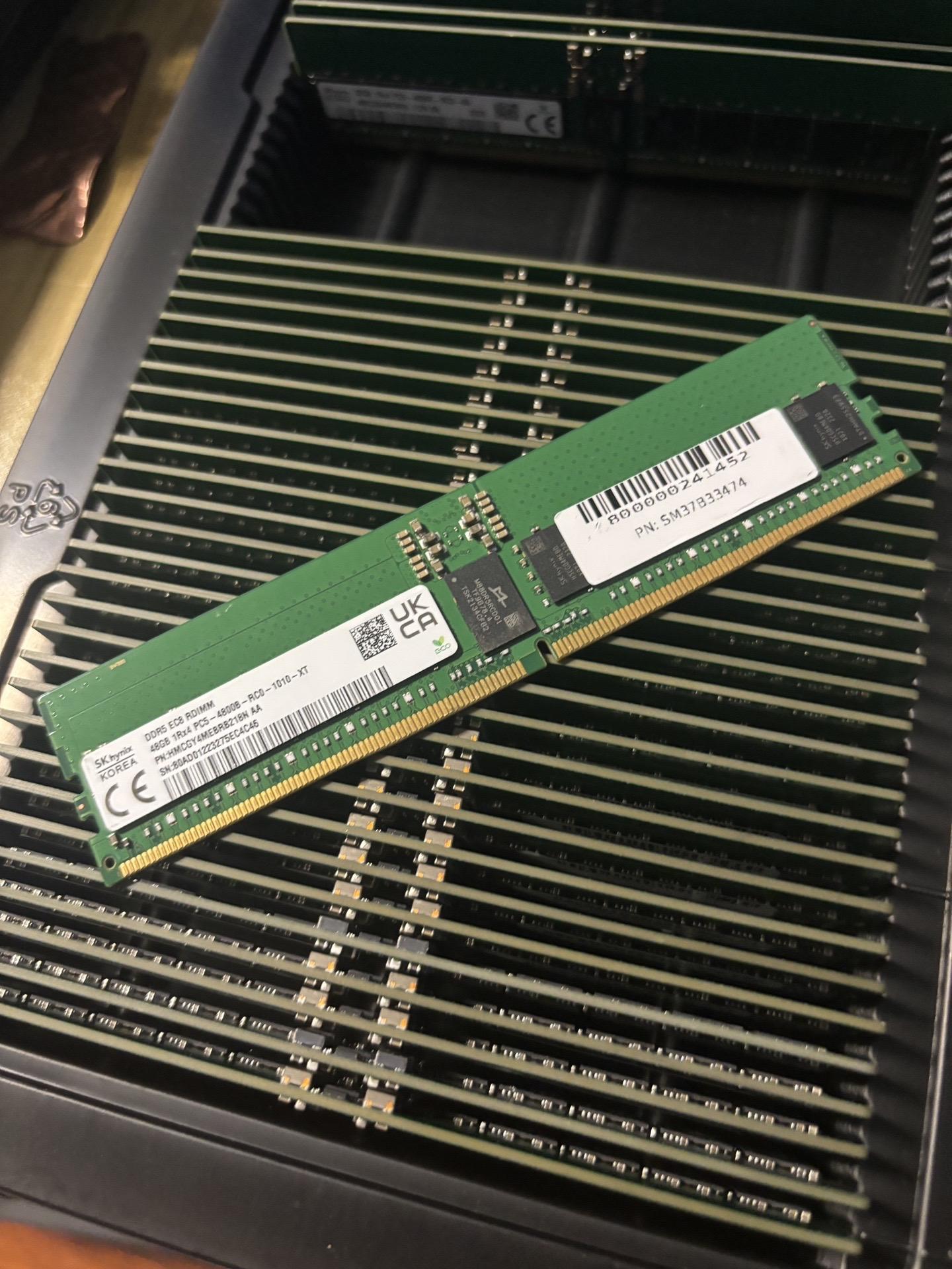 今天要给大家种草的是这款绿色内存条,它不仅外观独特,性能也是杠杠的