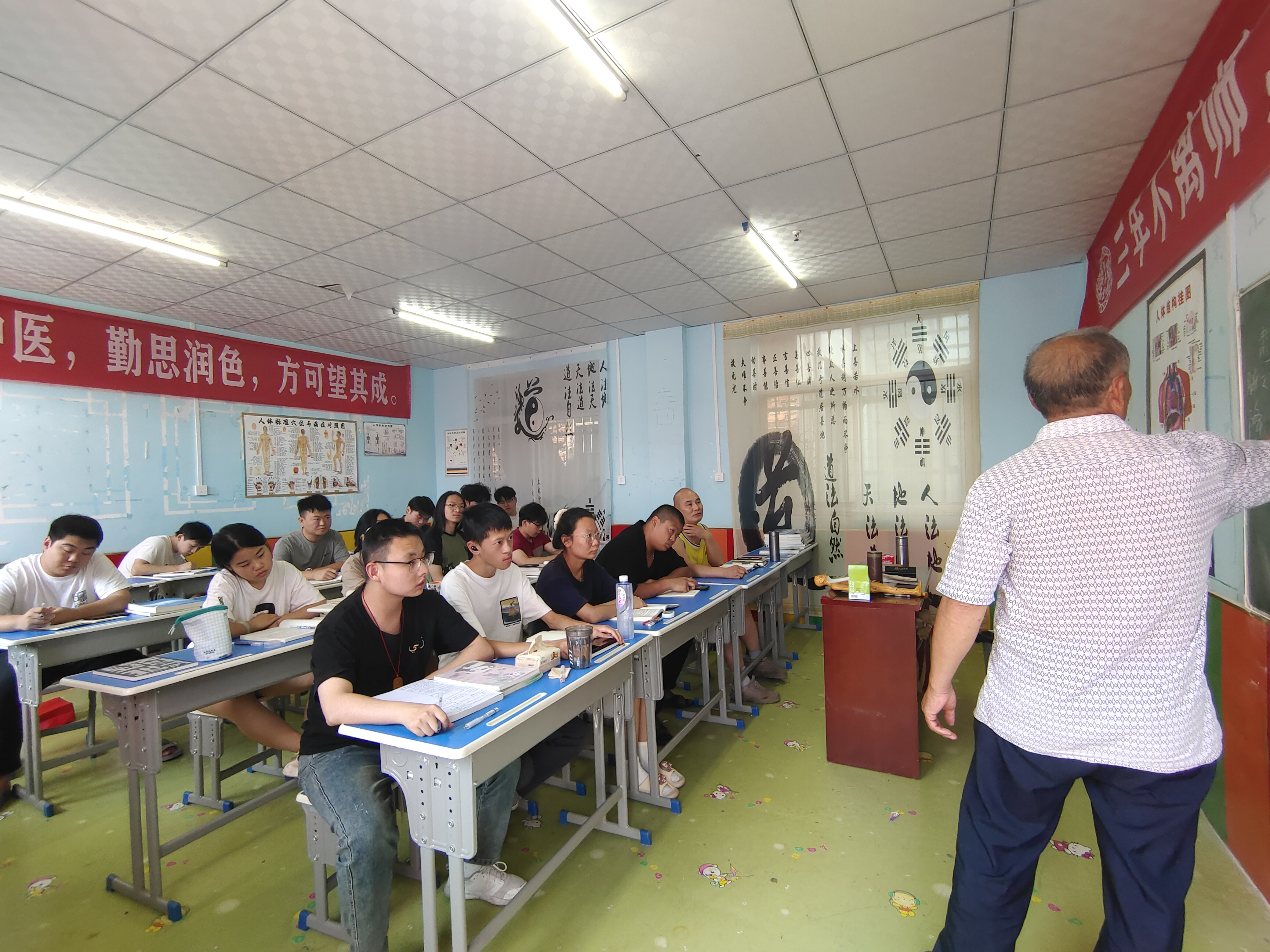 从初中毕业到中医传承者:00后少年打破学历焦虑的逆袭