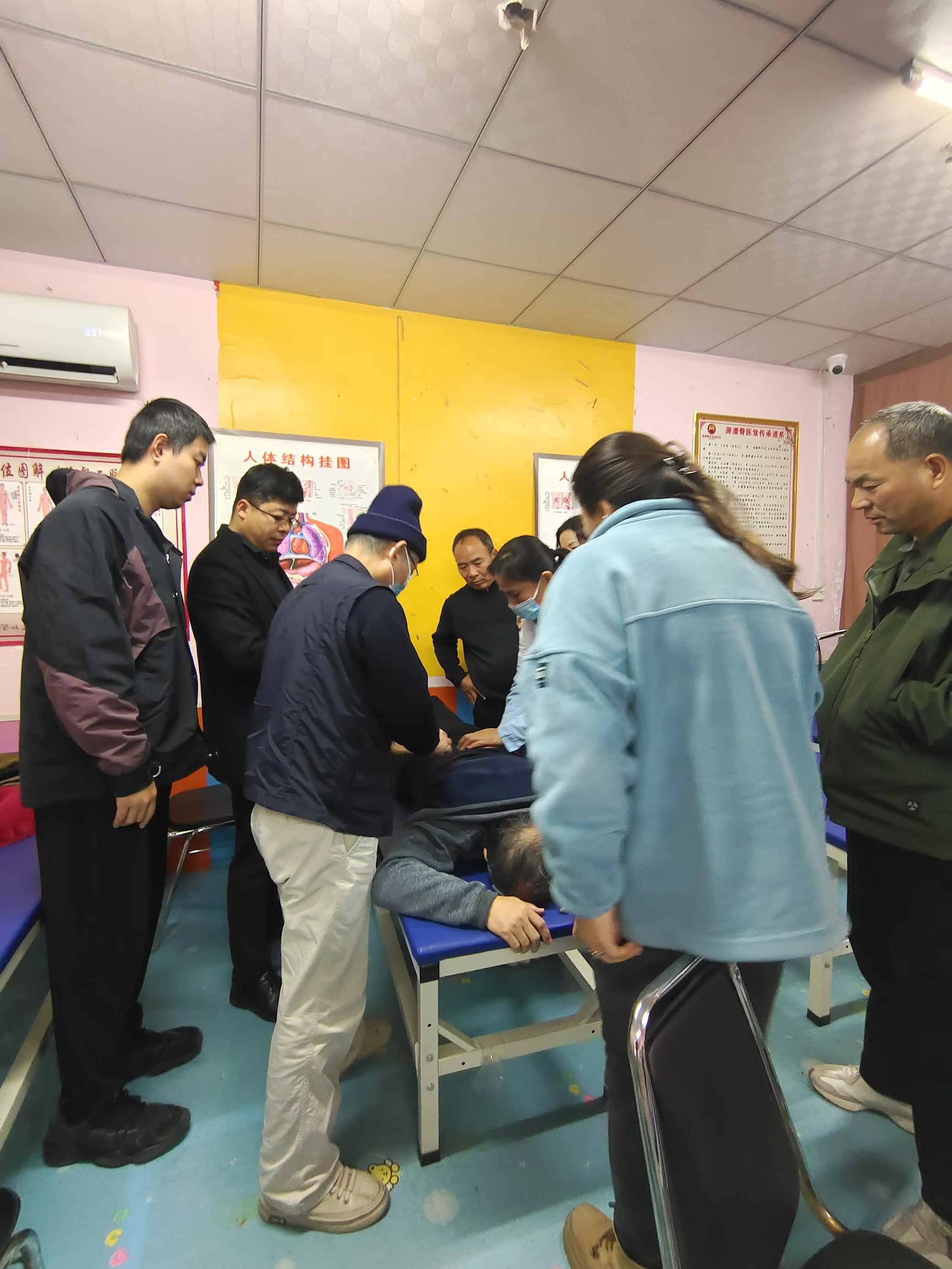 在南阳滋养堂国医学校的推拿正骨课堂上南阳师院体育专业学生小杨