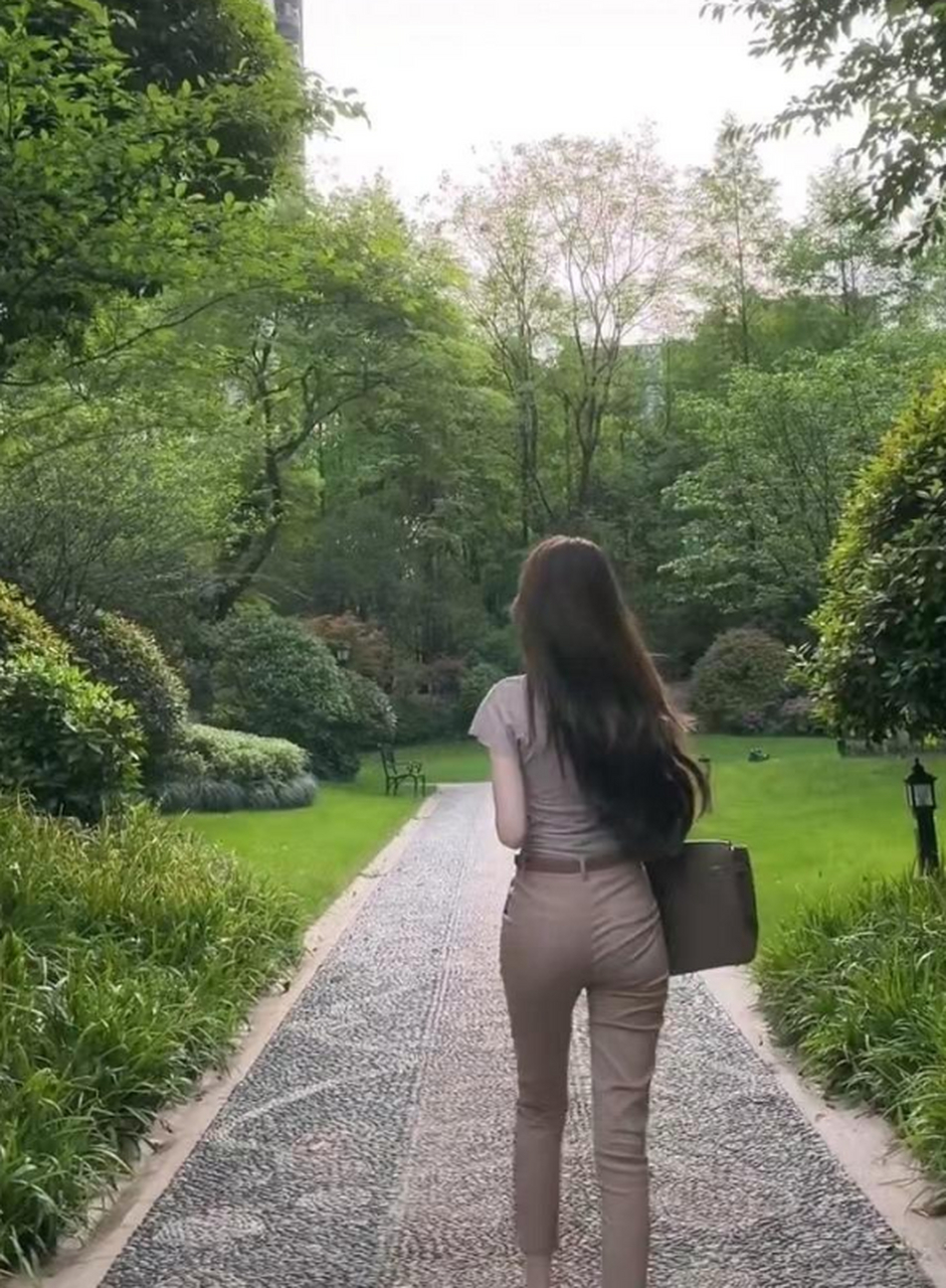 光看走路的姿态和背影,这绝对是"女强人"级别的!