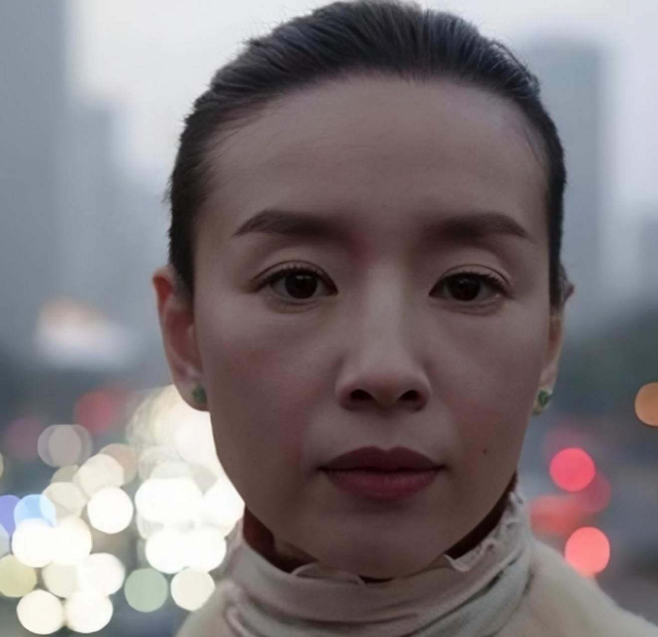 董洁自从跟那个丑人亲上后变得越来越老太太样了