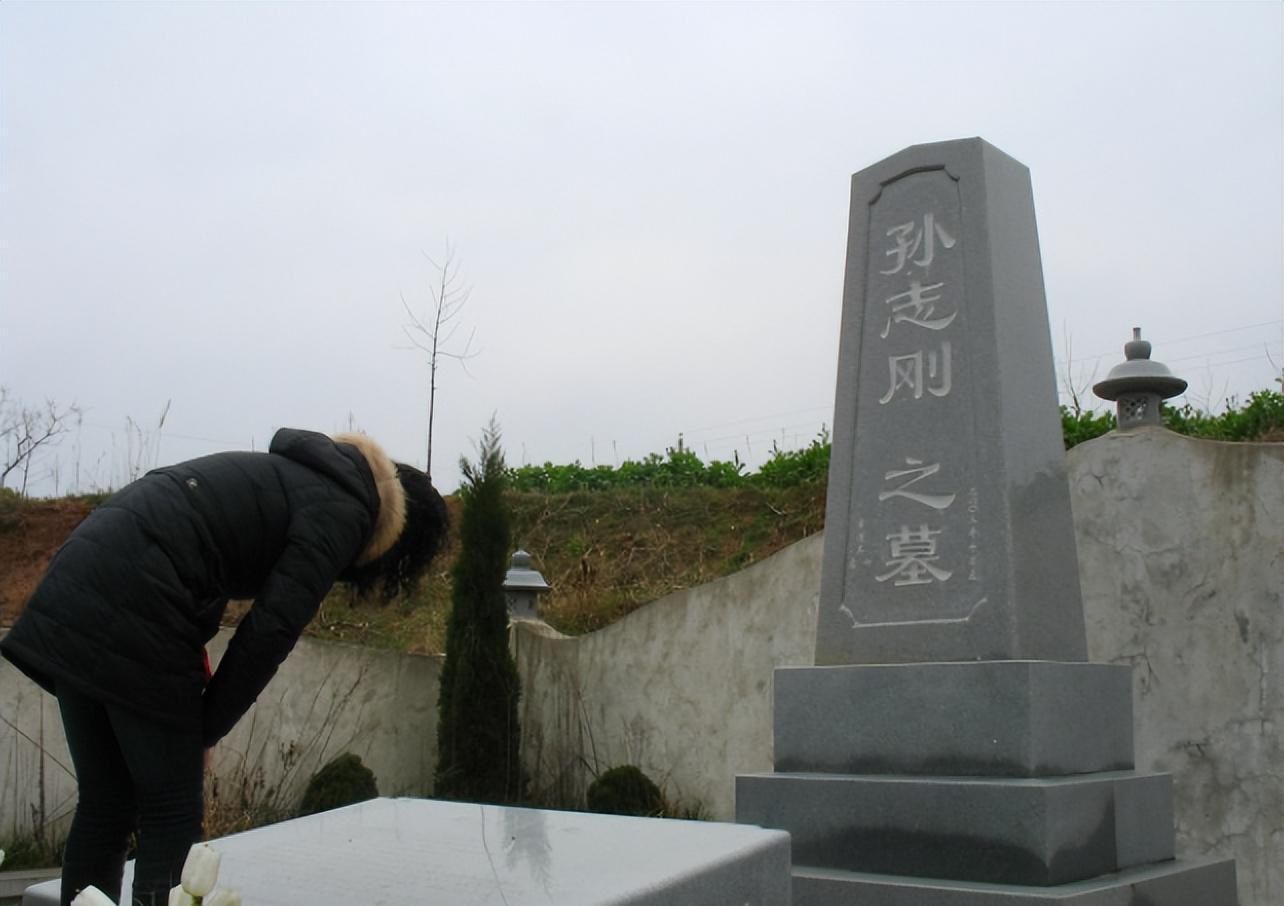 2003年,广东一大学生因三证不全者被关入收容所,工