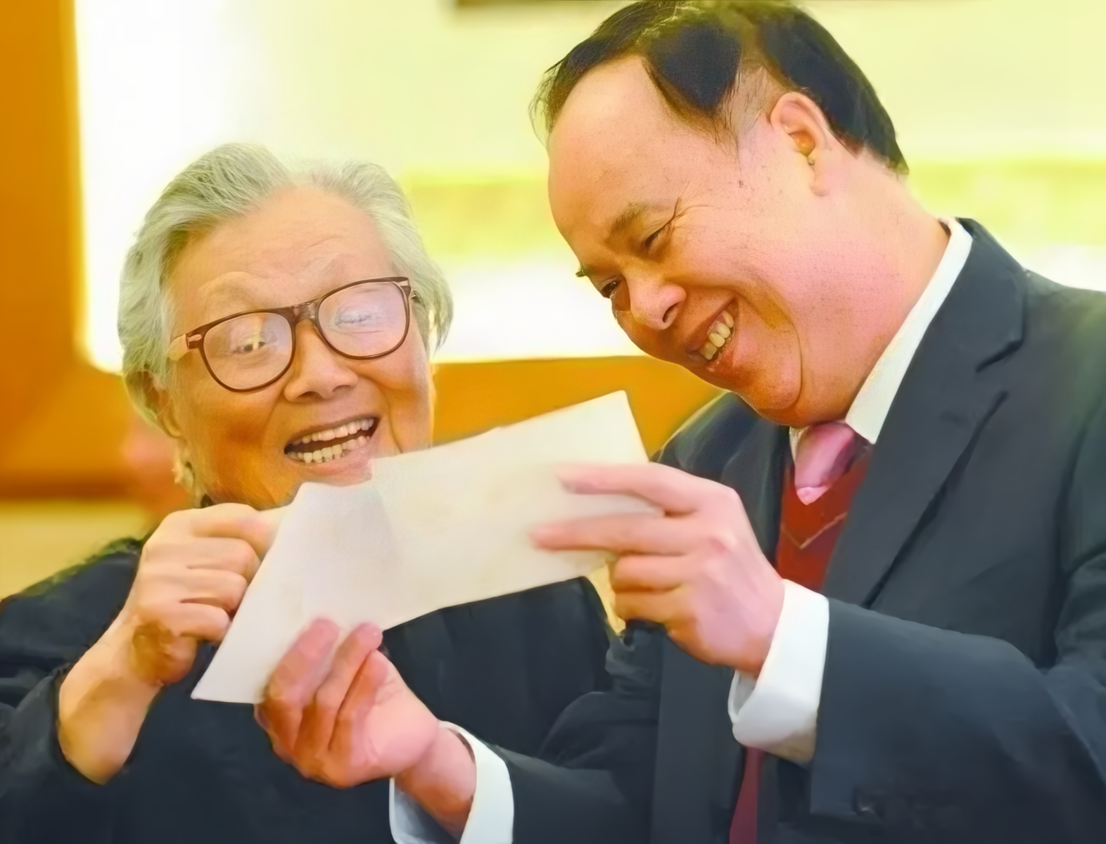 邓先群这个名字,对于大多数人来说并不熟悉,她事故邓公同父异母的妹妹