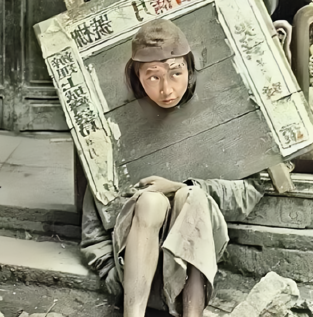 在民国时期的街头,摄影机捕捉到了一位女囚的身影,她身着破旧的衣服