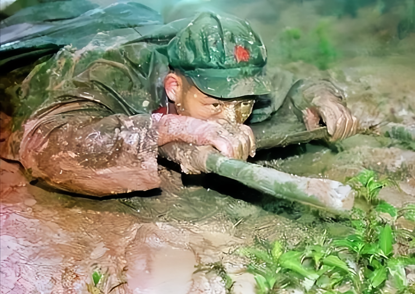 肖家喜在掩护撤退中英勇中弹,机智躲入山洞,避过追捕