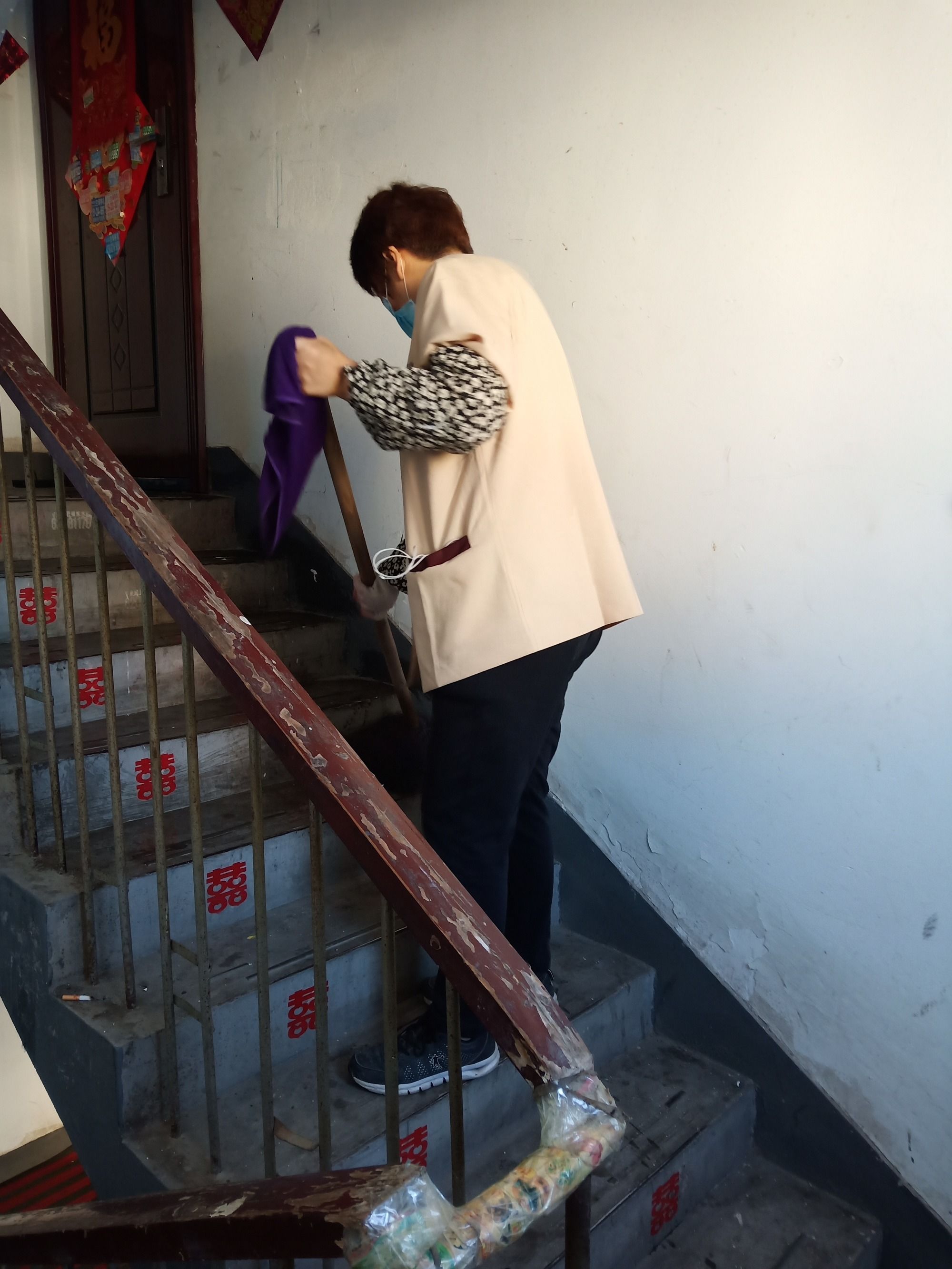 我婆婆是我们小区打扫楼道的,我一直都没跟身边的朋