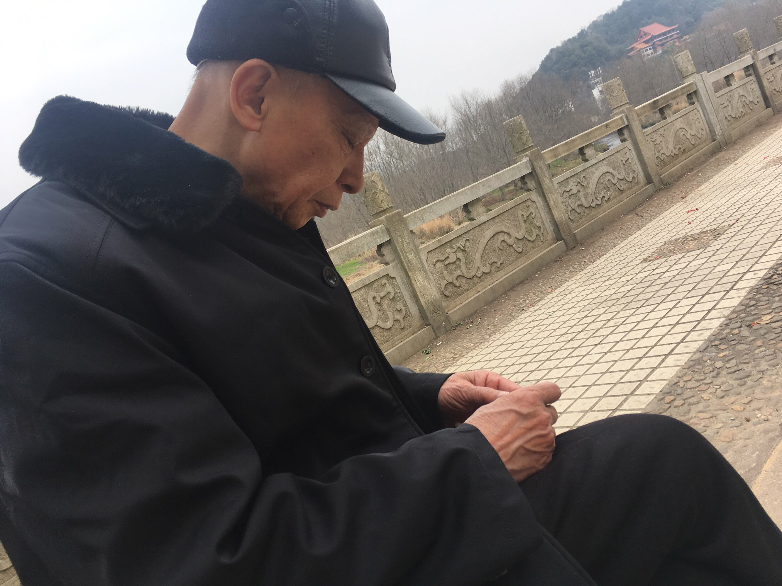 我父亲兄弟五个,父亲是大哥,爷爷早些年就去世了,男大当家,奶奶又