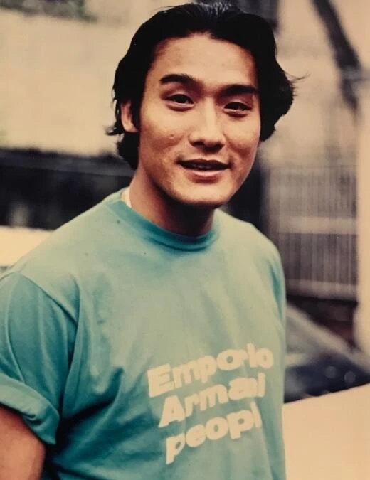 他认为周润发虽然有名,但演技不够投入;与周星驰合作时,他感到被引导