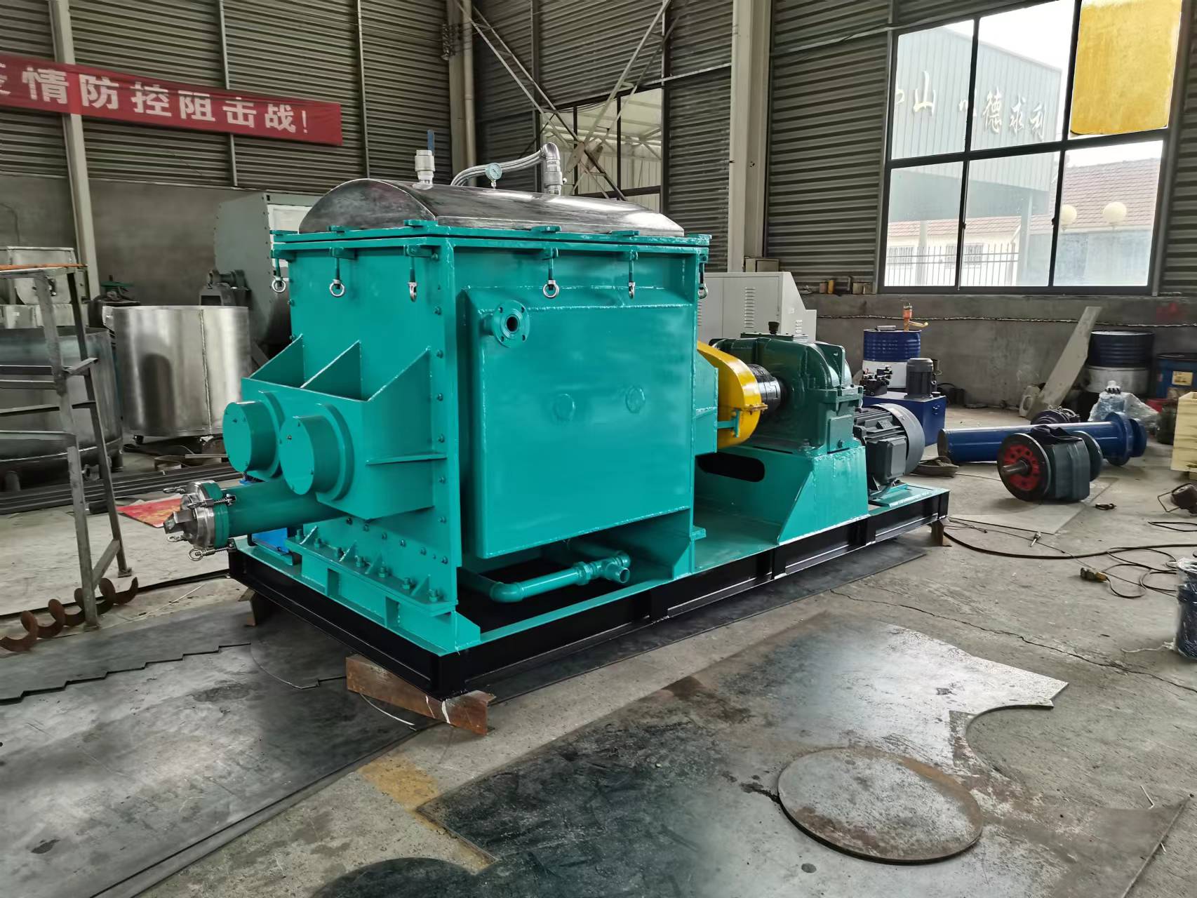 捏合机是由一对互相配合和旋转的Σ桨叶所产生强烈剪切作用,从而使