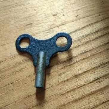 小巧的造型,让人联想起旧时门扉轻启的瞬间,勾起一丝丝怀旧的温情.