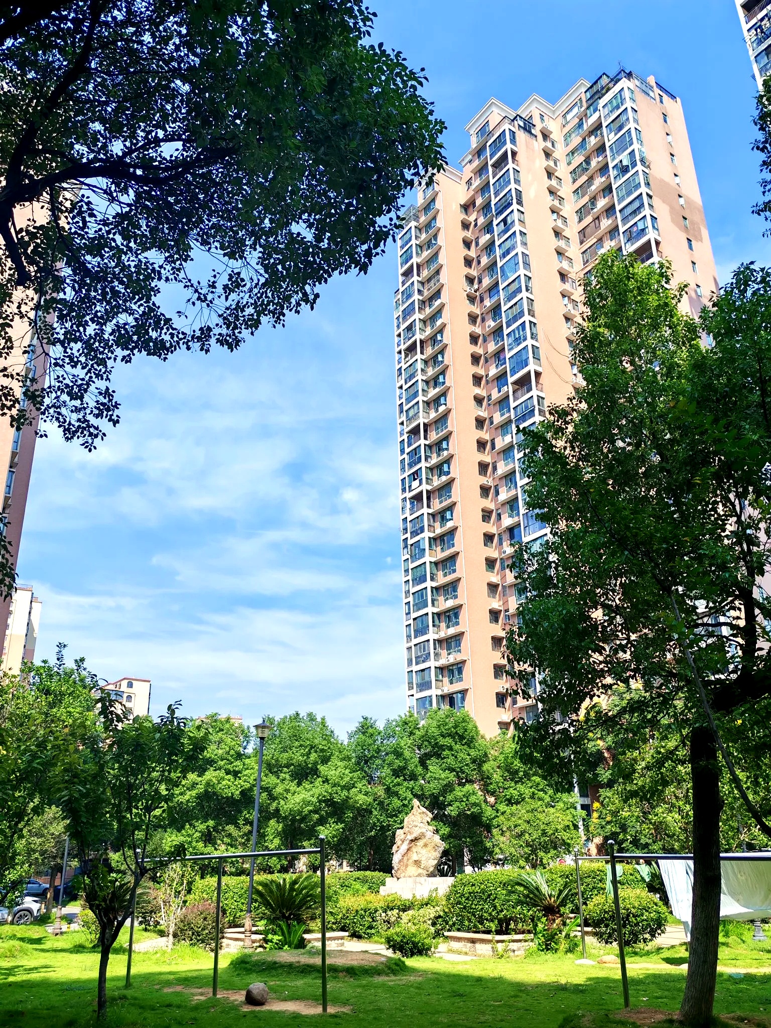 小区业主群里,楼栋长发了个视频,视频配文是:"别老说物业不干活,先