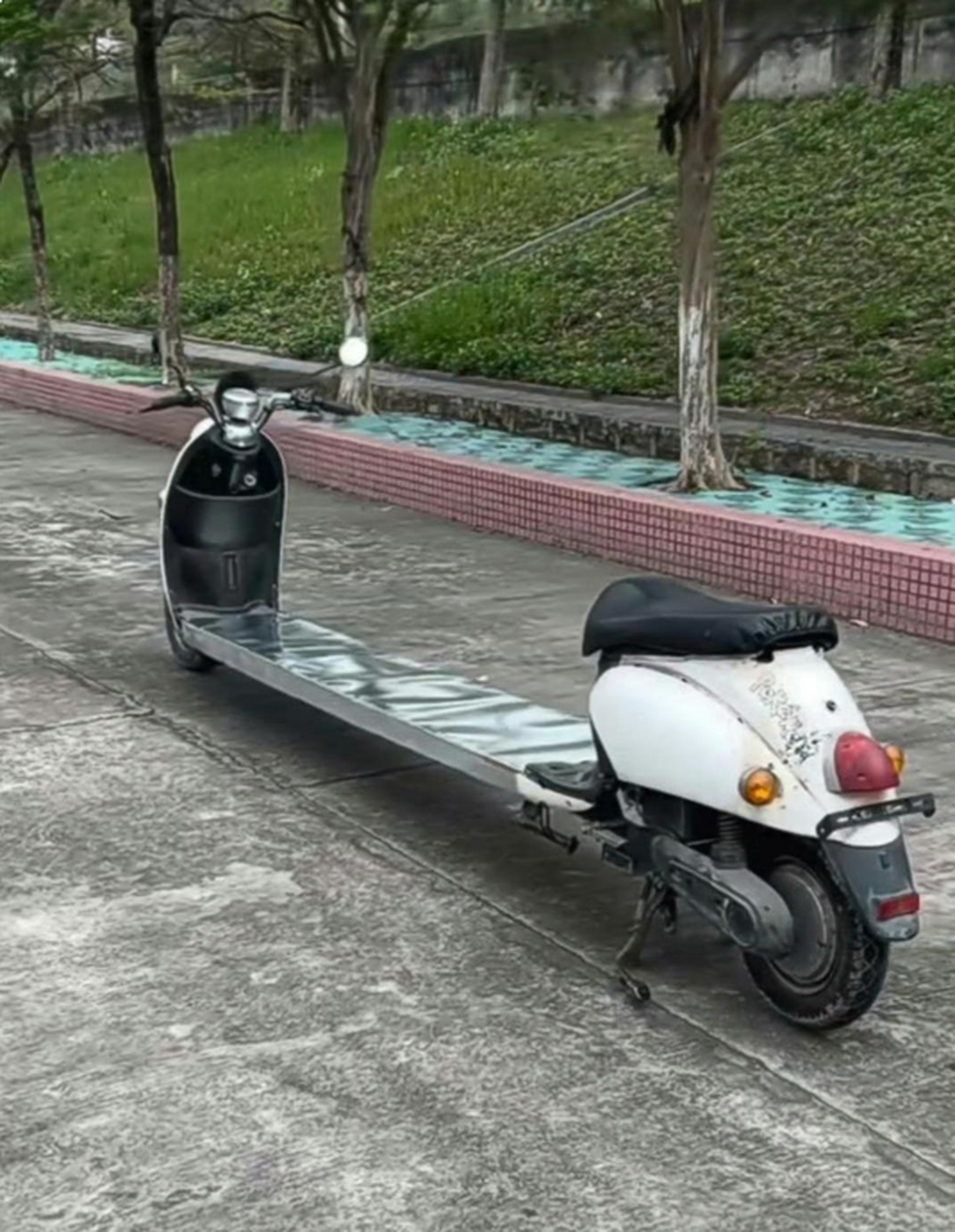 这电瓶车也可以"压弯"了 呀?