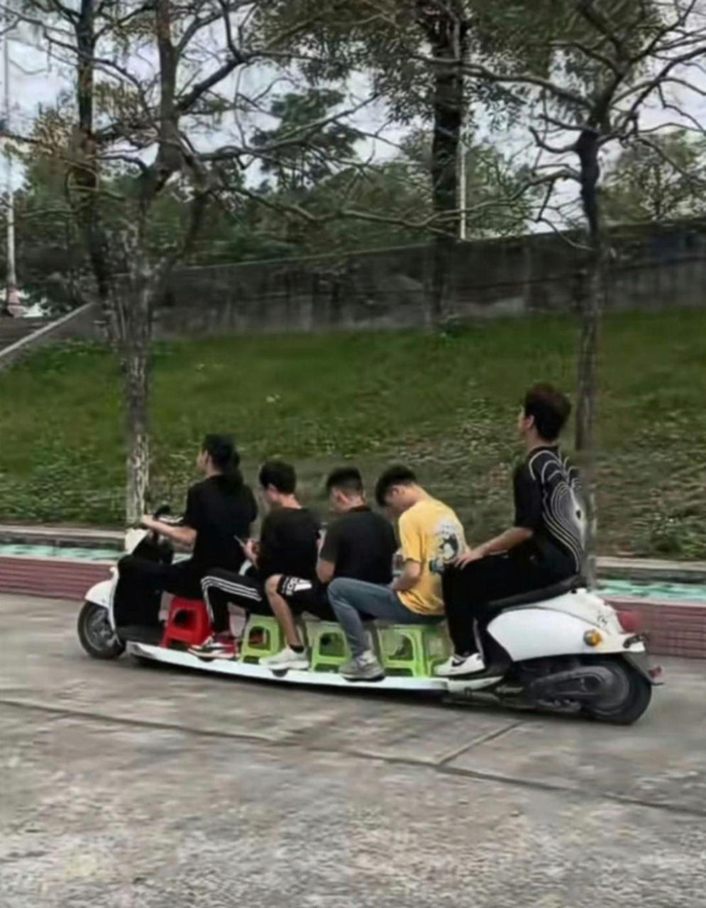 这电瓶车也可以"压弯"了 呀?