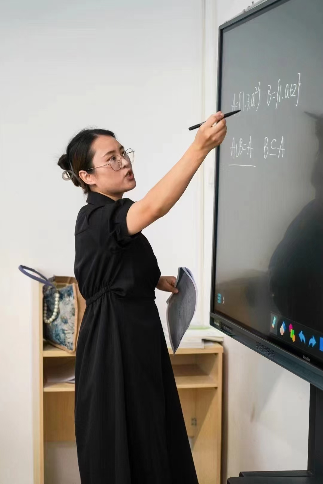 聊城艺考文化课晨露学校的老师们深知,教育的本质在于点燃火焰而非灌