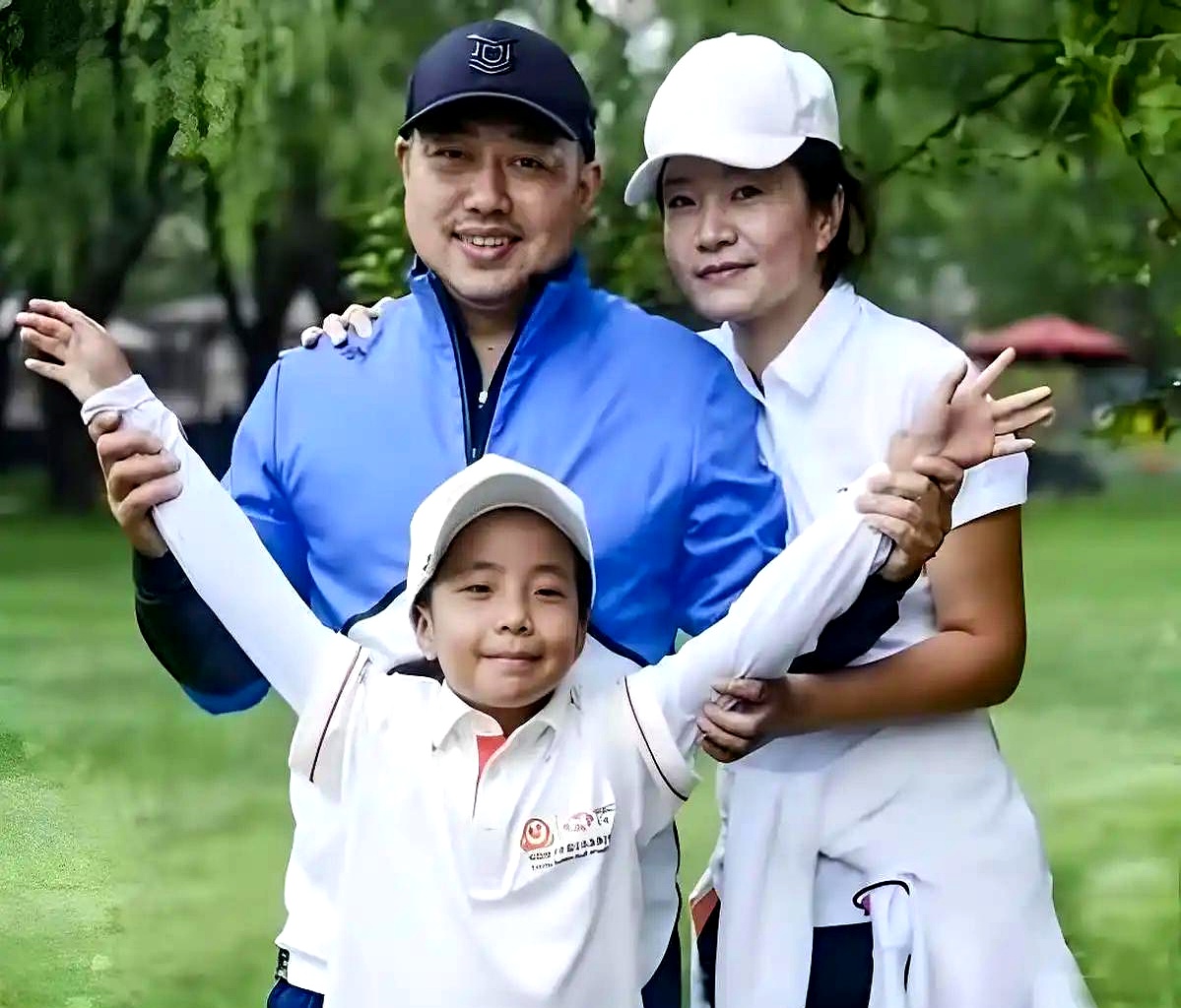 2008年赵薇嫁给黄有龙,这段恋情才结束.王励勤这眼光,专