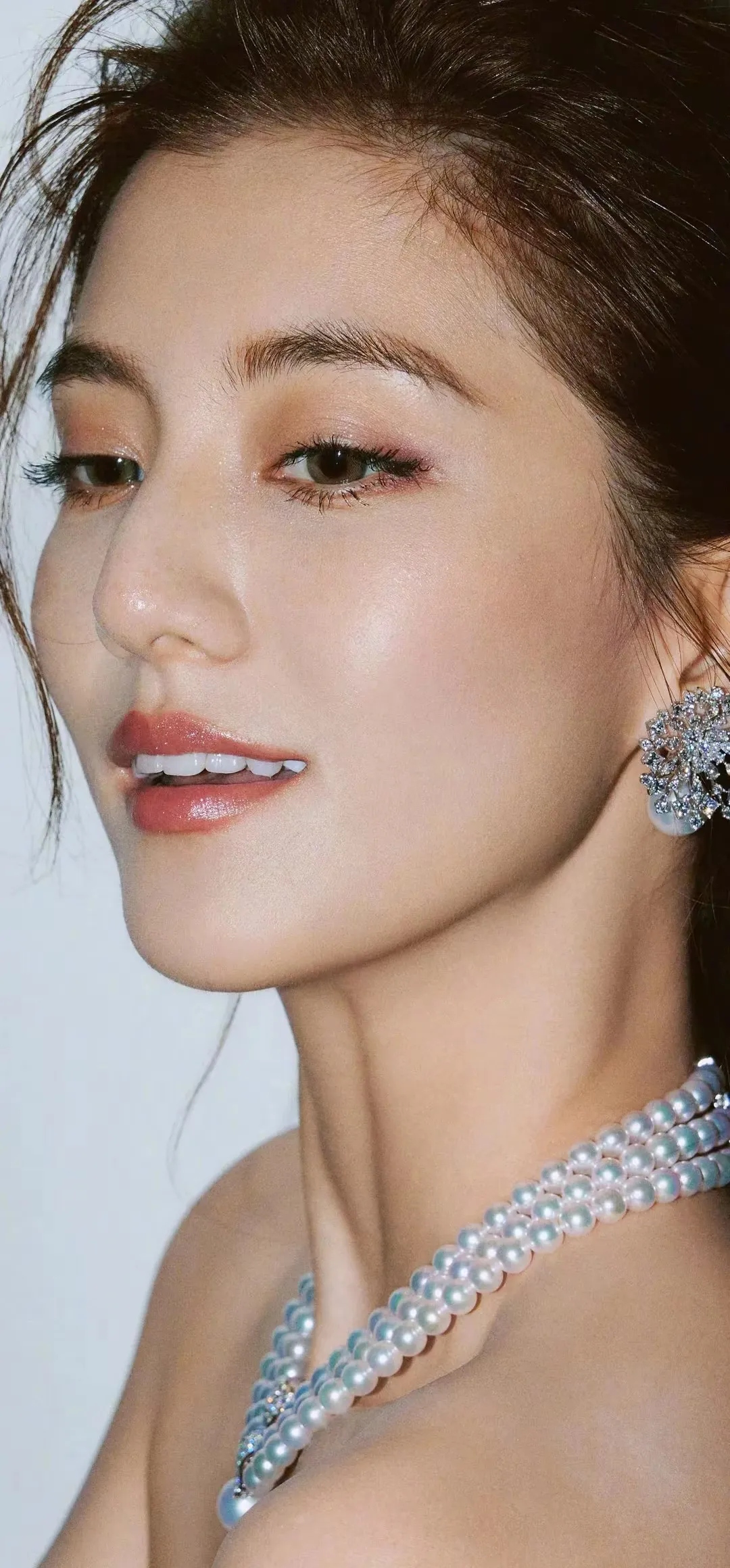 有人说是吴千语自己提的分手,因为她遇到了富二代施伯雄.