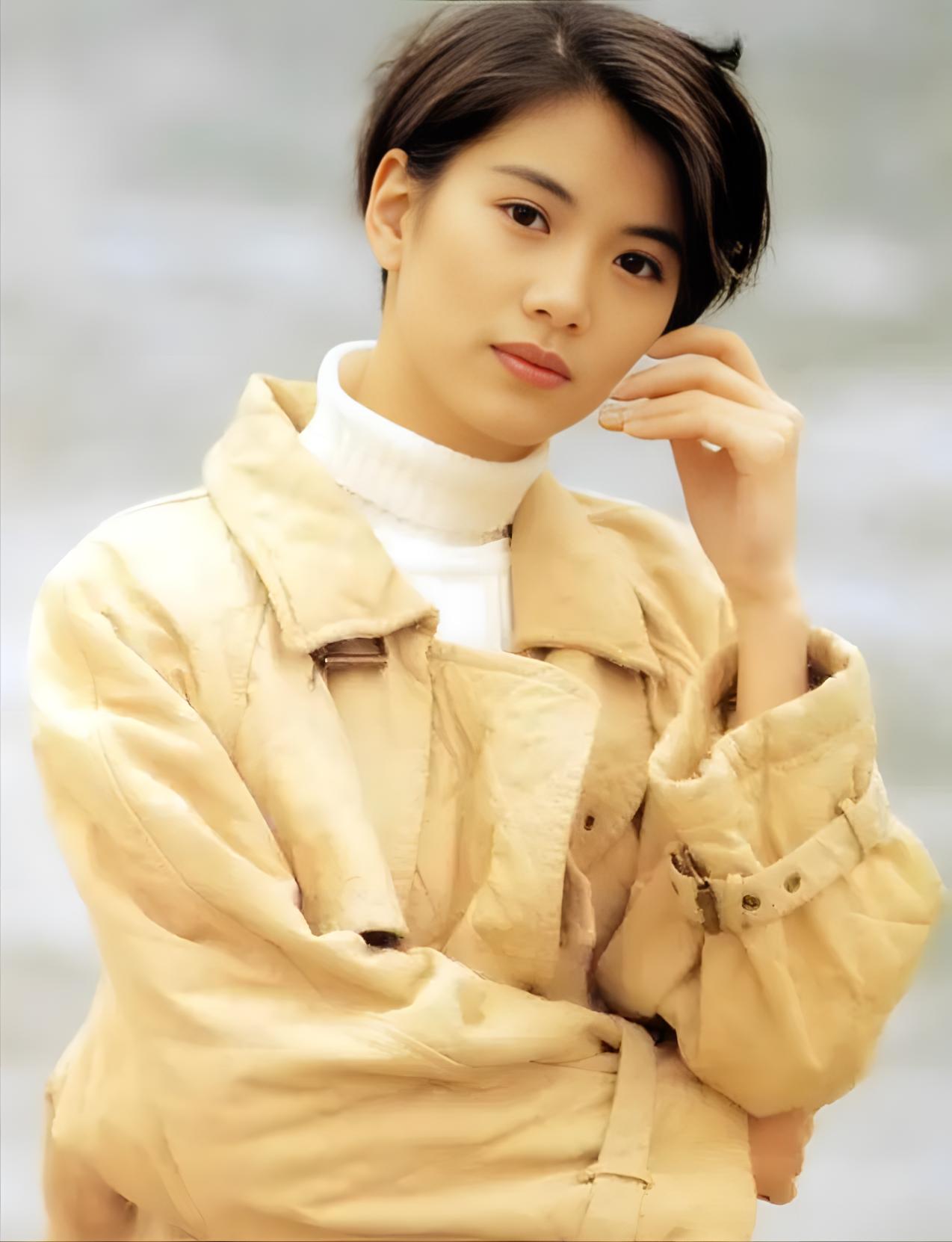 在港姐比赛的舞台上,她以超凡脱俗的颜值,成为