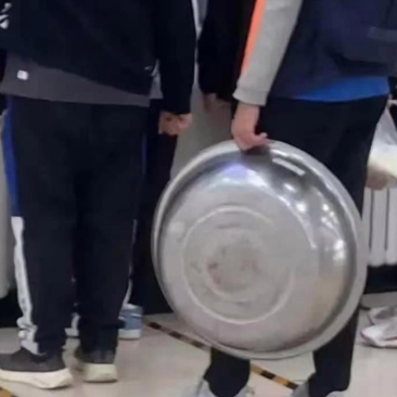 他拿了个大盆来打饭,感觉排在他后面的同学可能打不到饭了
