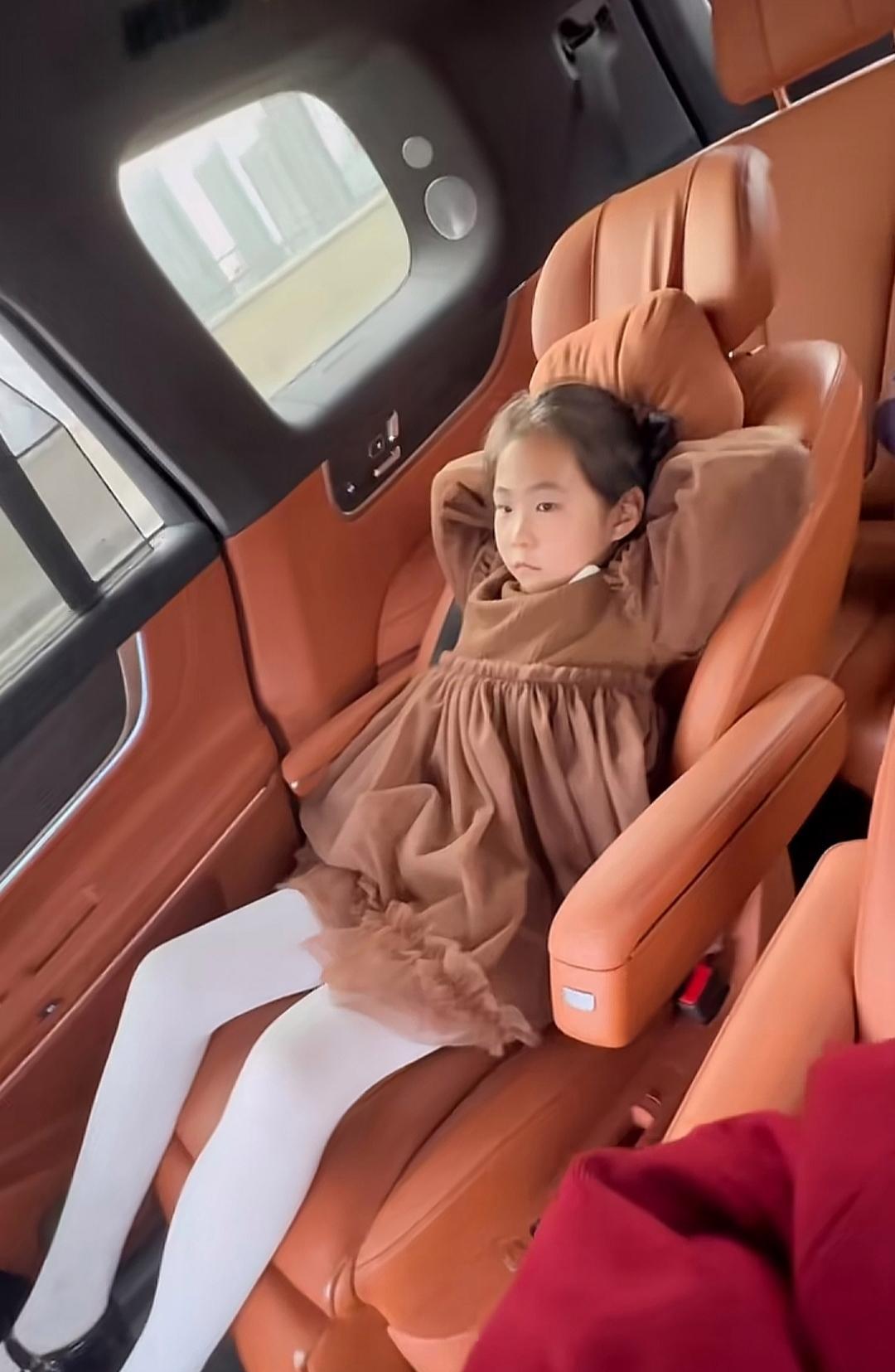 副驾驶的美女