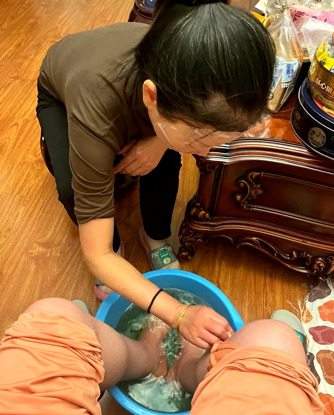 这年头花三千多块钱想让别人全职伺候老人真当是旧社会买丫鬟呢?