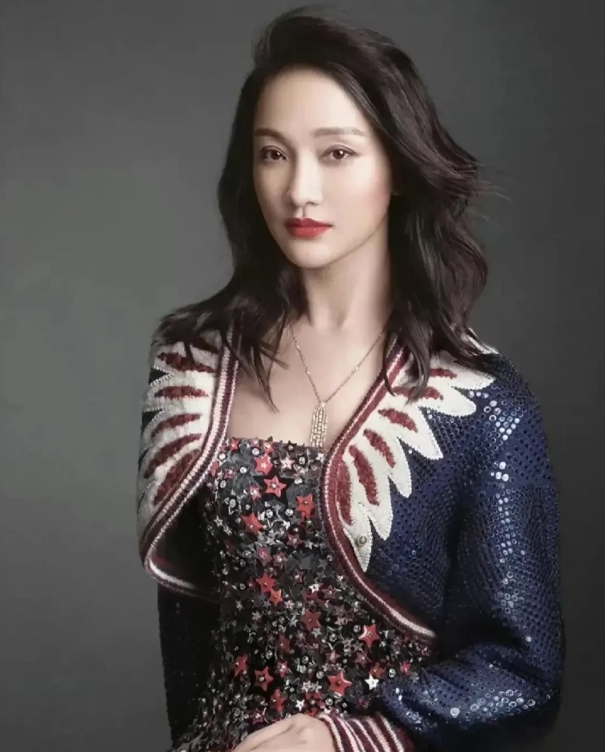 1.窦鹏——第一任前男友,中国内地知名男歌手. 2.