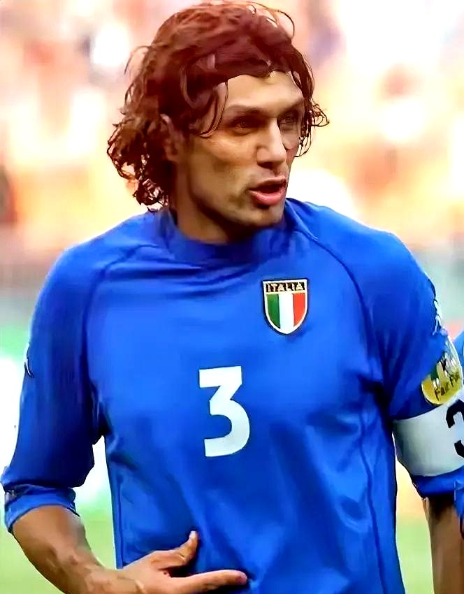 还俊俏,往娱乐圈出道都能当顶流,更别提在足球界还一直戴着队长袖标