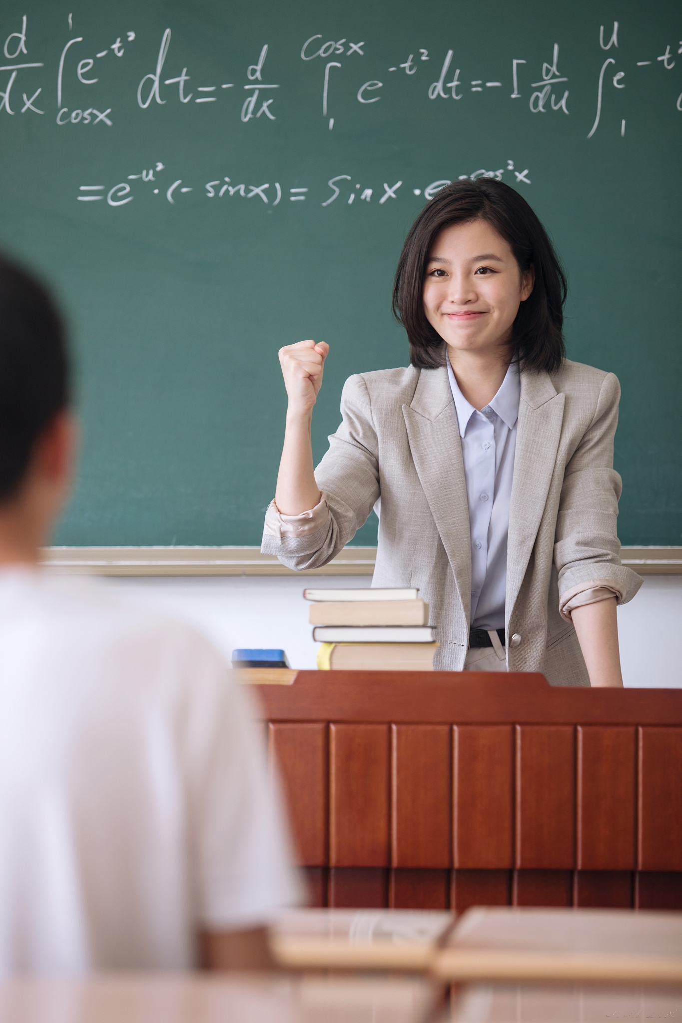 真挺让人疑惑的,主管教育的副县长大多比县教育局长年龄小不少呢