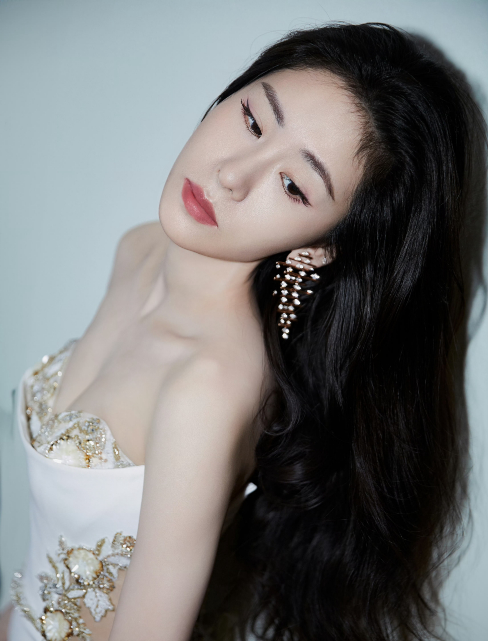 张碧晨穿着一件精致且性感的无肩带抹胸裙.