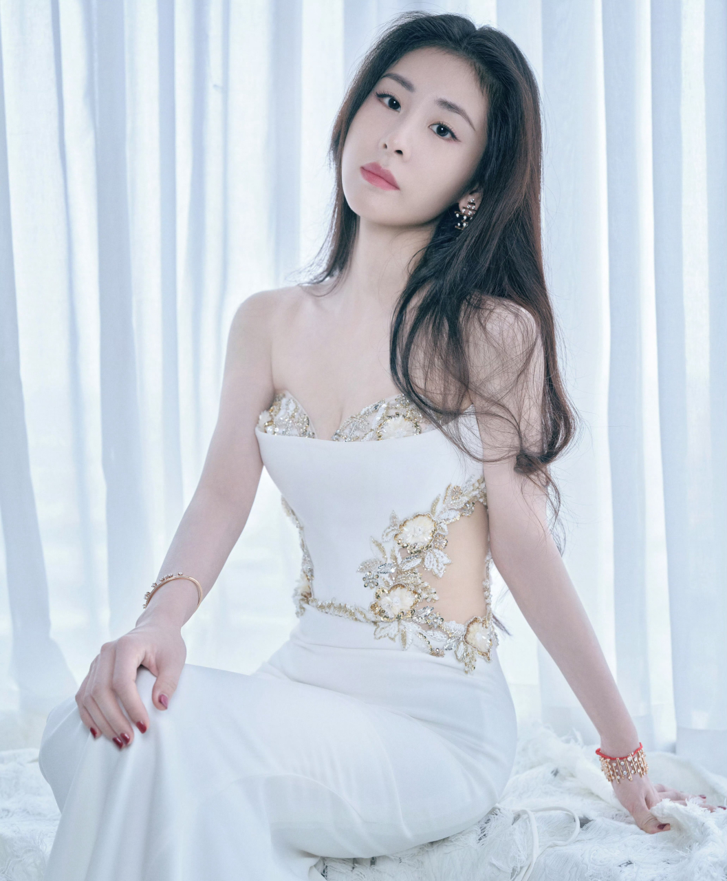 张碧晨穿着一件精致且性感的无肩带抹胸裙.