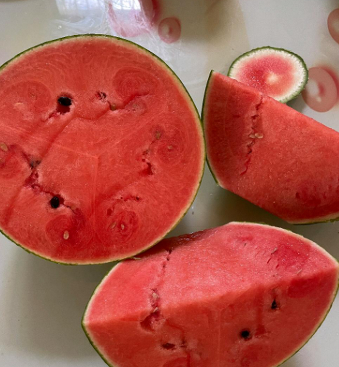 这么薄的薄皮西瓜?是新品种?还是转基因的,能吃吗?