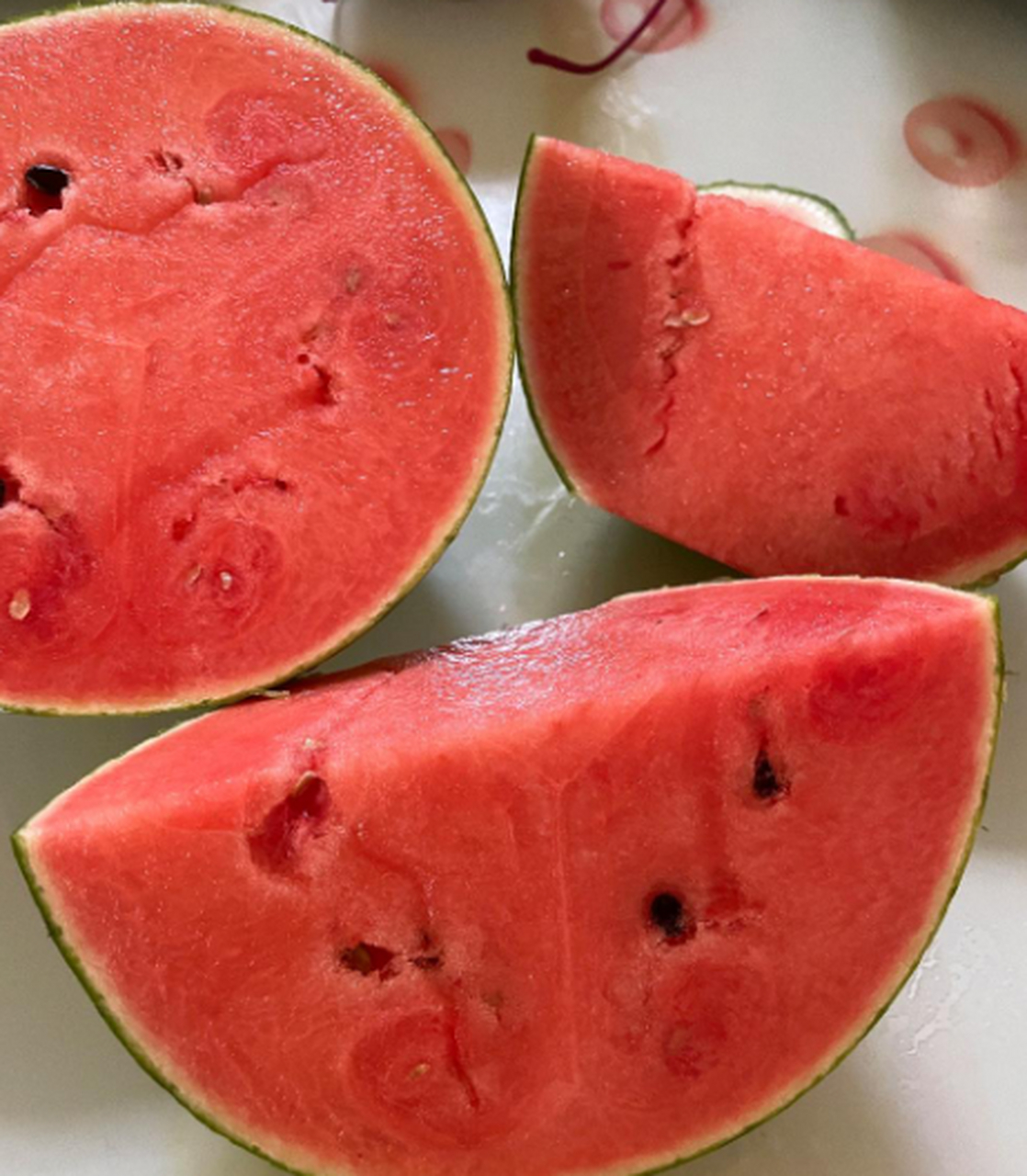 这么薄的薄皮西瓜?是新品种?还是转基因的,能吃吗?