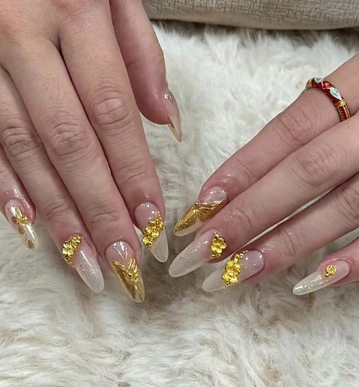 新做的黄金美甲,好看吗?